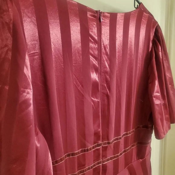 Elegant Burgundy Evening Gown - Picture 3 of 4